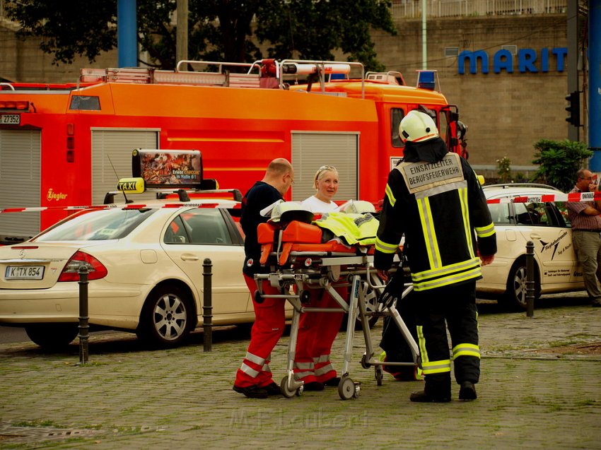 2 Denkmalkletterer hielten Feuerwehr und Polizei in Trapp Koeln Heumarkt P083.JPG